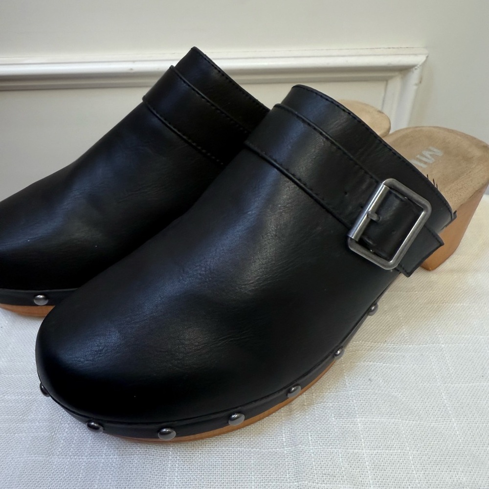 Black Y2K Clogs with Buckle and Silver Studs by Mia Size 9M Beautiful Vintage!